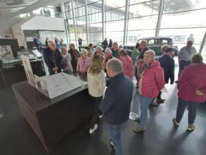 interessiert lauschte man den Informationen im Zeppelinmuseum