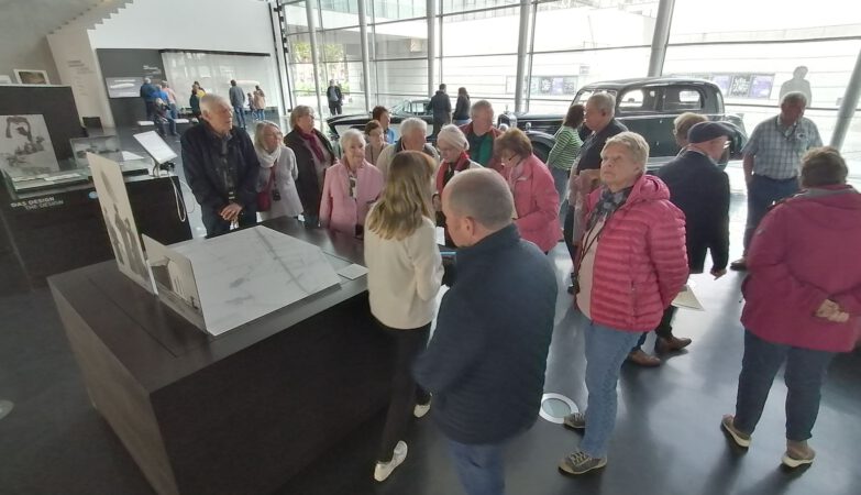interessiert lauschte man den Informationen im Zeppelinmuseum